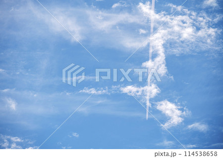 初夏の空 飛行機雲 青空 空 イメージ 初夏の空 飛行機雲 青空 空 イメージ 114538658