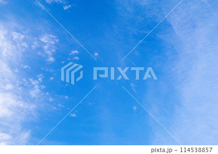 青空に浮かぶ雲 114538857