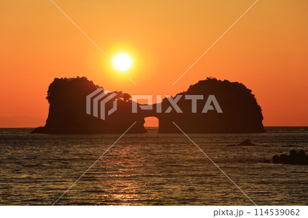 【和歌山県】円月島（高嶋）と夕日 114539062