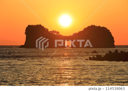 【和歌山県】円月島（高嶋）と夕日 114539063
