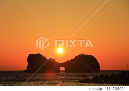 【和歌山県】円月島（高嶋）と夕日 114539064