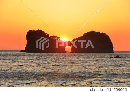 【和歌山県】円月島(高嶋)と夕日 【和歌山県】円月島(高嶋)と夕日 114539066