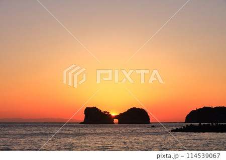 【和歌山県】円月島（高嶋）と夕日 114539067