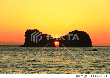 【和歌山県】円月島（高嶋）と夕日 114539071