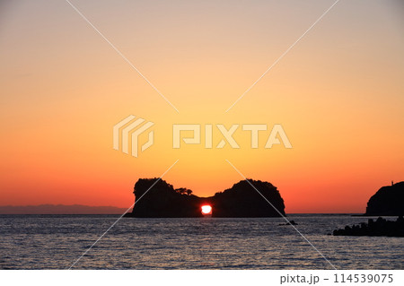 【和歌山県】円月島(高嶋)と夕日 【和歌山県】円月島(高嶋)と夕日 114539075