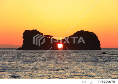 【和歌山県】円月島（高嶋）と夕日 114539076