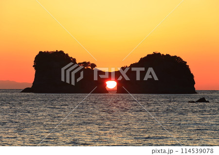 【和歌山県】円月島（高嶋）と夕日 114539078