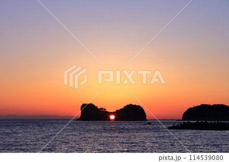 【和歌山県】円月島(高嶋)と夕日 【和歌山県】円月島(高嶋)と夕日 114539080