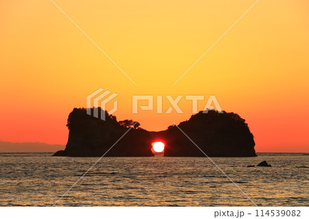 【和歌山県】円月島（高嶋）と夕日 114539082