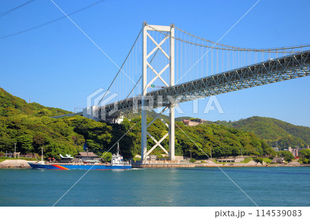 福岡県と山口県を結ぶ関門大橋 【青空】 福岡県と山口県を結ぶ関門大橋 【青空】 114539083