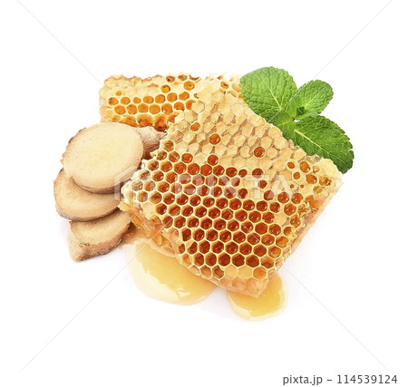 Honeycomb with ginger and mint on white backgrounds 114539124