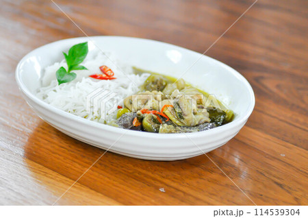 green curry , vermicelli or chicken curry or chicken curry soup and vermicelli or chicken soup or Thai noodle 114539304