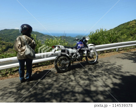 バイクで景色を眺める女子 バイクで景色を眺める女子 114539378