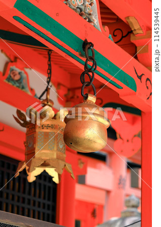 Japan style hanging lantern lamp in Japanese Shrine and temple. 114539445