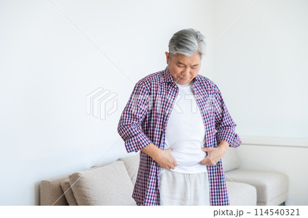 腹回りを気にするシニア男性 114540321