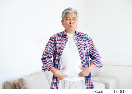 腹回りを気にするシニア男性 114540325