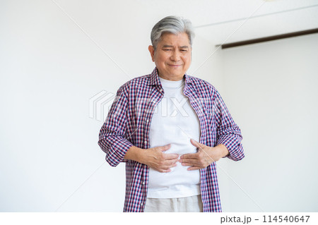 お腹を押さえるシニア男性 114540647