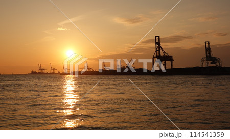 大阪湾の夕焼け 114541359
