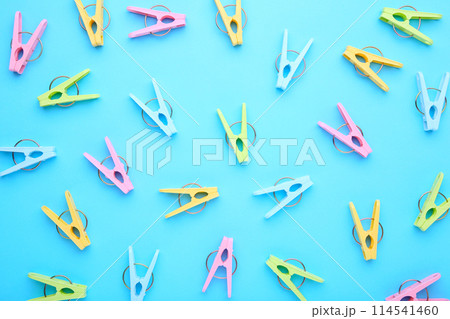 Plastic clothes pins on a blue background 114541460