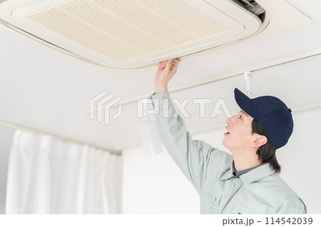 エアコンを点検する作業員 114542039