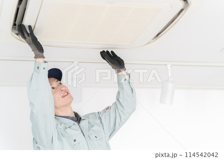 エアコンを点検する作業員 114542042