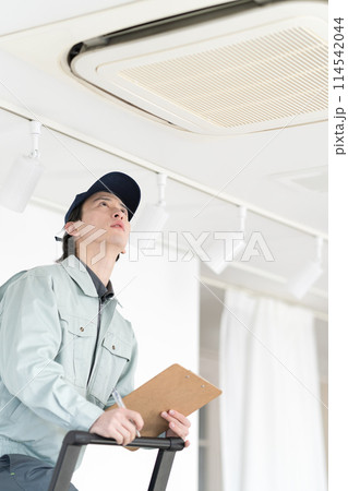 エアコンを点検する作業員 114542044