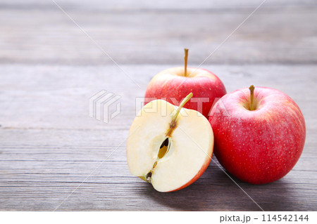 Fresh red apples on a grey wooden background Fresh red apples on a grey wooden background 114542144
