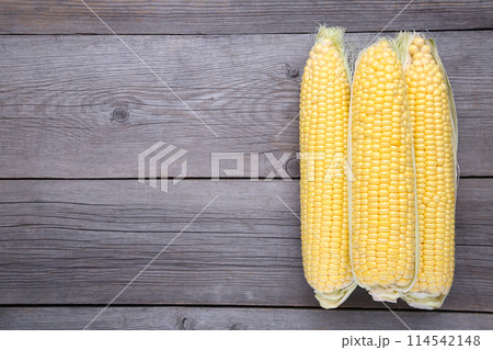 Fresh corn on a grey wooden background 114542148