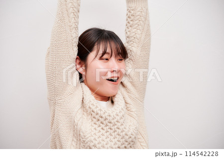 伸びをする女性 伸びをする女性 114542228