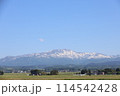 田んぼから見える春の月山 114542428