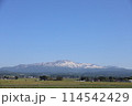田んぼから見える春の月山 114542429