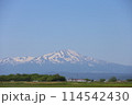 春の残雪の残る鳥海山 114542430