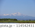春の残雪の残る鳥海山 114542431
