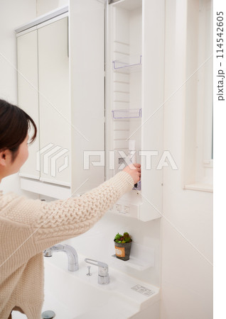 洗面所 女性 収納 朝 身支度 洗面所 女性 収納 朝 身支度 114542605