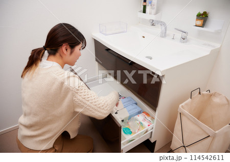 洗面所　女性　収納　朝　身支度 114542611