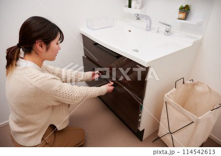 洗面所 女性 収納 朝 身支度 洗面所 女性 収納 朝 身支度 114542613