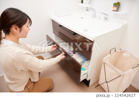 洗面所 女性 収納 朝 身支度 洗面所 女性 収納 朝 身支度 114542617