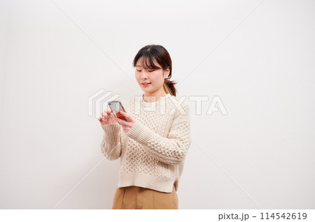スマホを操作する女性 114542619