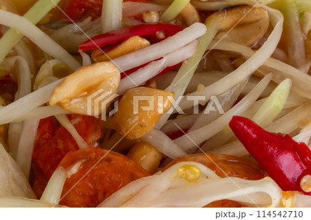 papaya salad isolated on white background. papaya salad isolated on white background. 114542710