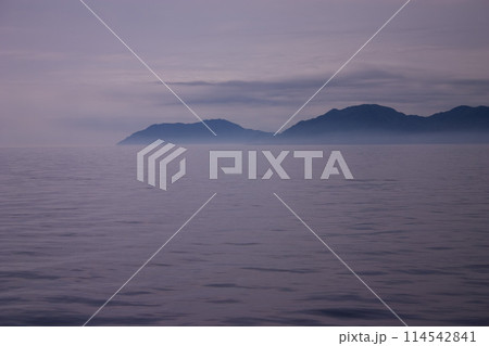穏やかな海と島影 114542841