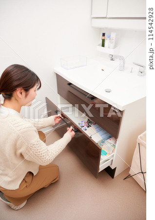 洗面所　女性　収納　朝　身支度 114542928