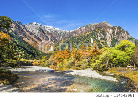 紅葉が美しい秋の上高地 穂高連峰と梓川の風景【長野県・松本市】 紅葉が美しい秋の上高地 穂高連峰と梓川の風景【長野県・松本市】 114542961