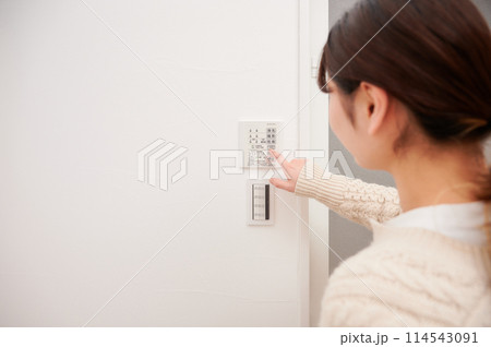 浴室乾燥機を操作する女性 114543091