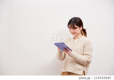 タブレットを操作する女性 114543095