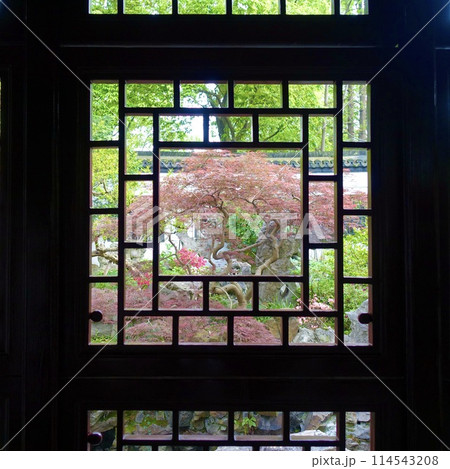 格子窓から見る豫園の景色　上海　中国 114543208