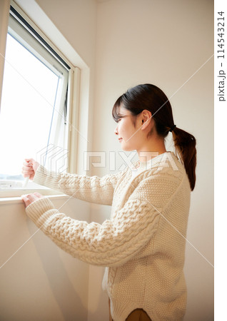 窓から外を見る女性 窓から外を見る女性 114543214