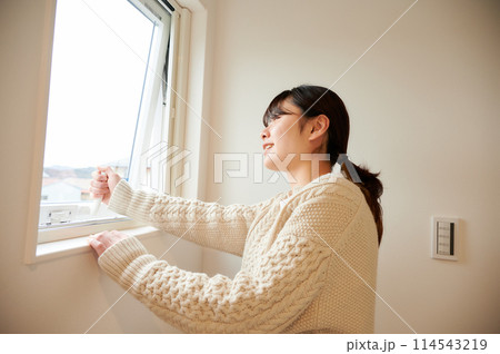 窓から外を見る女性 窓から外を見る女性 114543219