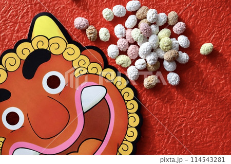 節分の鬼のお面と豆菓子　2月のイベント 114543281