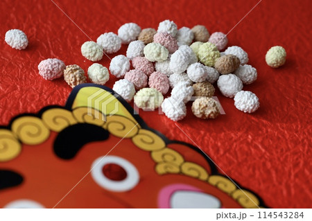 鬼のお面と豆菓子　節分 114543284