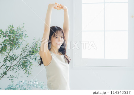 ストレッチする若い女性 ストレッチする若い女性 114543537